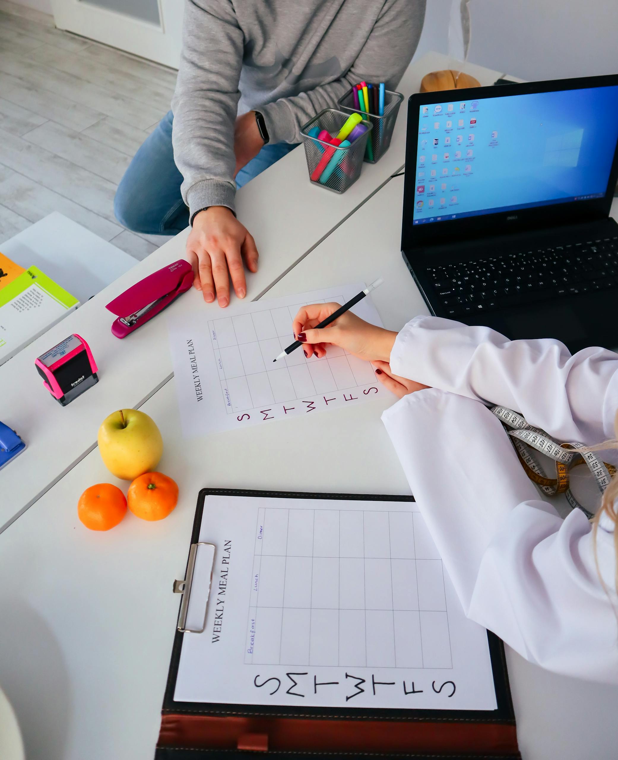 Profesional de la nutrición preparando un plan de alimentación